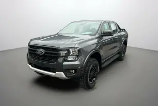 Ford Ranger 2025 gris carbone vu en 3/4 avant droit avec calandre noire et jantes tout-terrain noires