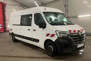Renault Master cabine approfondie blanc en 3/4 avant droit avec bandes rouges de signalisation sur capot et ailes.