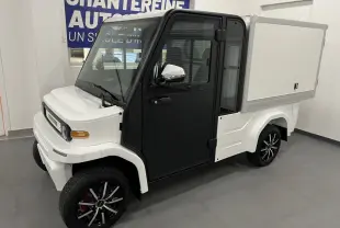 Vue 3/4 avant droit du Liberty L7e H2 Cargo blanc avec porte noire, jantes alu 13 pouces et caisse fermée.