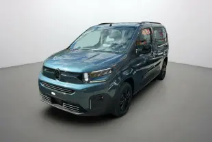 Citroën Berlingo BlueHDi 130 EAT8 Max 2025 en Kiama blue, vue 3/4 avant avec jantes noires et toit noir.