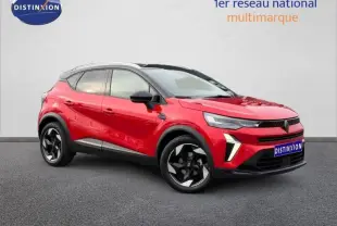 Vue 3/4 avant d'un Renault Captur 2025 Rouge Flamme avec jantes noires et détails noirs contrastants.