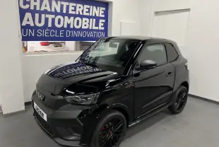 Vue 3/4 avant droite d'une LIGIER JS50 noire mate avec jantes alu noires et badge Ultimate visible sur l'aile.