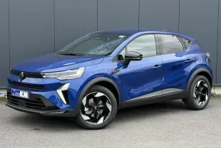 Renault Captur 2026 bleu Iron en 3/4 avant droit, avec jantes noires et détails noirs brillants sur les rétroviseurs.
