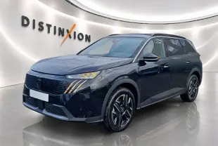 Peugeot 5008 Hybrid 145 GT noir en 3/4 avant droit, avec phares LED et jantes alliage distinctives.