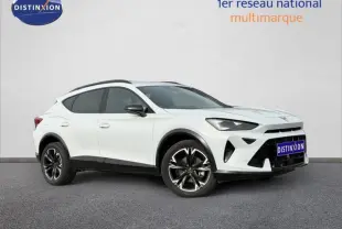 Vue 3/4 avant droite du CUPRA Formentor blanc Nevada métallisé avec jantes noires et détails noirs contrastants.