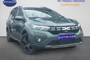 Dacia Jogger 2025 vert cèdre métallisé en 3/4 avant avec calandre noire et jantes noires distinctives.