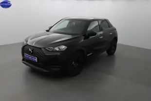 DS3 Crossback noir métal vue 3/4 avant droit, calandre distinctive et jantes noires dans studio lumineux.