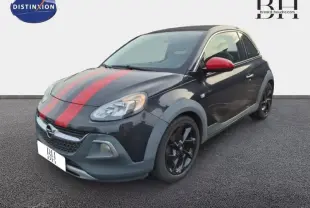 Opel Adam Rocks noir 3/4 avant droit avec bandes rouges sur le capot et coques de rétroviseurs rouges.