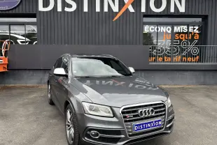 Audi SQ5 Competition gris Daytona en 3/4 avant droit, avec calandre chromée et jantes alliage visibles.