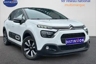 Citroën C3 blanc Banquise vue 3/4 avant droit avec protections latérales noires et jantes alu bicolores.
