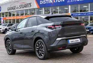 Peugeot 3008 gris titane en 3/4 arrière droit, avec jantes alliage noires diamantées et feux LED distinctifs.