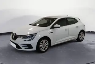 Renault Mégane IV blanche vue en 3/4 avant droit, avec phares LED et jantes alliage, sur fond neutre intérieur.