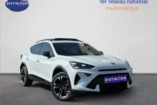 Vue 3/4 avant d'un CUPRA Formentor 1.5 eTSI Hybrid noir Minuit métallisé avec jantes noires distinctives.