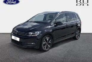 Volkswagen Touran noir intense nacré en vue 3/4 avant droit, avec jantes alliage et vitres teintées.