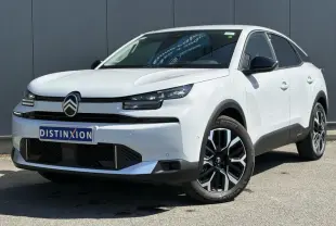 Citroën C4 Hybrid blanc Okenite vue 3/4 avant droit, avec jantes bi-ton noires et phares LED distinctifs.