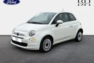 Vue 3/4 avant droite d'une Fiat 500 blanche Bossa Nova avec jantes alu et calandre chromée.