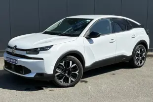 Citroën C4 Hybrid blanc Okenite vue 3/4 avant droit, avec calandre distinctive et jantes bi-ton noires.