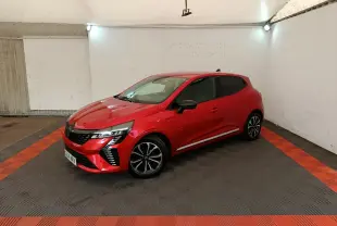 Renault Clio Techno TCe 90 rouge vue 3/4 avant droit, avec jantes alliage et feux LED distinctifs.