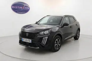 Peugeot 2008 Hybrid 145 e-DCS6 Style noir en 3/4 avant droit, avec calandre noire et feux LED verticaux distinctifs.