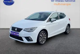 SEAT Ibiza blanc Nevada vue 3/4 avant droit, avec jantes alliage et phares LED triangulaires.