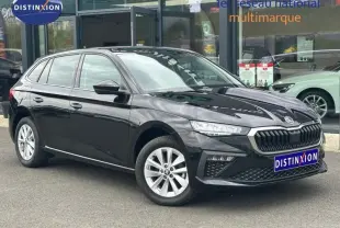 Vue 3/4 avant droite d'une Skoda Scala noire Magic nacré avec calandre chromée et jantes alu argentées.