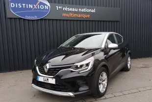 Renault Captur noir 2021 en 3/4 avant droit, avec calandre chromée et jantes alliage visibles.