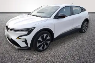 Renault Mégane électrique blanc en 3/4 avant droit avec jantes modernes et calandre épurée.
