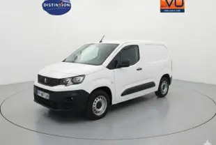 Vue 3/4 avant droit d’un utilitaire Citroën Berlingo blanc avec porte latérale et jantes acier noires.