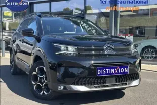 Vue 3/4 avant d'un Citroën C5 Aircross 2025 noir Perla Nera avec calandre distinctive et jantes alliage bicolores.
