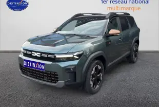 Dacia Bigster vert cèdre en 3/4 avant droit avec rétroviseurs cuivre et jantes noires distinctives.