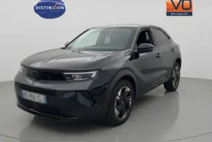 Opel Mokka électrique noir vue 3/4 avant droit, jantes alliage 17 pouces et vitres surteintées visibles.