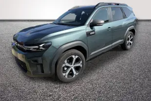 SUV Dacia Bigster vert en vue 3/4 avant droit avec attelage et jantes bicolores distinctives.