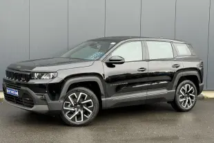Jeep Compass noir Vulcano en vue 3/4 avant droit, avec jantes alliage 19 pouces et détails noirs mats.