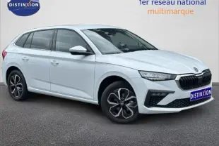 Vue 3/4 avant droite d'une Skoda Scala blanc cristal avec calandre chromée et jantes alliage noires.