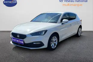 SEAT Leon blanc vue 3/4 avant droit, avec calandre noire et jantes alliage 16 pouces.
