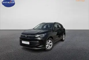 Volkswagen Tiguan noir vu en 3/4 avant droit devant un concessionnaire Caudebec Automobiles.