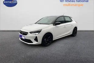 Opel Corsa blanc vue 3/4 avant droit avec toit noir et jantes noires sur fond neutre.