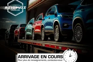 Vue latérale droite d'une Dacia Sandero Stepway 2024 bleu Iron métallisé sur camion de transport.