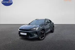 Vue 3/4 avant droite d'un CUPRA Formentor bleu métallisé garé devant un bâtiment de concession automobile.