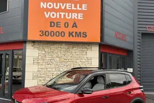Vue 3/4 avant droite d'une Citroën C3 Turbo 100 BVM6 rouge avec toit noir et jantes noires originales.