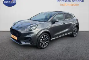 Ford Puma gris foncé en 3/4 avant droit, avec jantes alliage 17 pouces et feux diurnes allumés.
