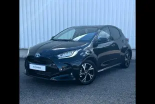 Toyota Yaris 116h Design 5p noir intense vue 3/4 avant droit avec jantes alu et phares LED allumés.