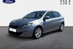 Peugeot 308 gris Artense vue 3/4 avant droit sur fond neutre, jantes alliage et feux avant visibles.