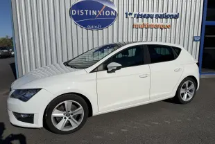 SEAT Leon 1.8 TFSI blanc en vue profil côté gauche, avec jantes alliage 17 pouces et carrosserie lisse.
