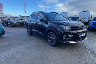 Citroën C5 Aircross noir perla en 3/4 avant droit, avec jantes alliage 18'' bi-ton et sabots aluminium visibles.
