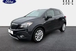 Opel Mokka noir carbone vue 3/4 avant droit, jantes alu et calandre chromée visible sur fond neutre.