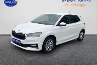 Skoda Fabia blanche vue en 3/4 avant droit, avec jantes alu et feux avant LED visibles.