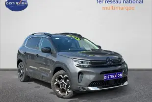 Vue 3/4 avant du Citroën C5 Aircross gris Platinium 2025 avec calandre distinctive et jantes alliage bicolores.