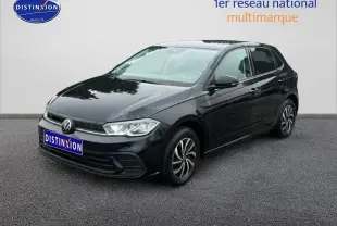 Volkswagen Polo noir intense nacré vue 3/4 avant droit sur sol gris devant mur blanc.