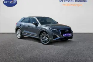 Audi Q2 35 TDI S line gris Daytona nacré en 3/4 avant droit avec jantes alliage distinctives.